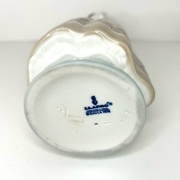 Lladro BLUSHFUL GIRL (Planning the Day) RETIRED PORCELAIN FIGURINE - Picture 8 of 10